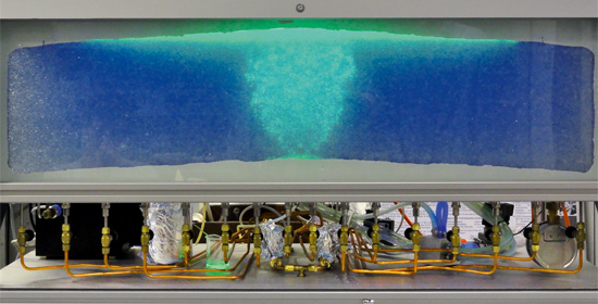 Auf Knopfdruck wird im Glaskasten visualisiert, wie flüssiges CO2 in eine salzwasserführende Gesteinsschicht injiziert wird und sich bis zur Deckschicht ausbreitet