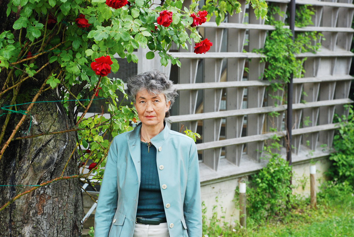 Andrée Mijnssen vor ihrem Seminarhaus «Schöpfe» in der Nähe von Schaffhausen. Den ehe- maligen Bauernhof hat sie selbst nach ökologischen Kriterien umgebaut