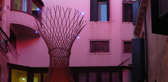 Innenhof des Palazzo Bembo mit dem Projekt «Warka The Tree of Life»