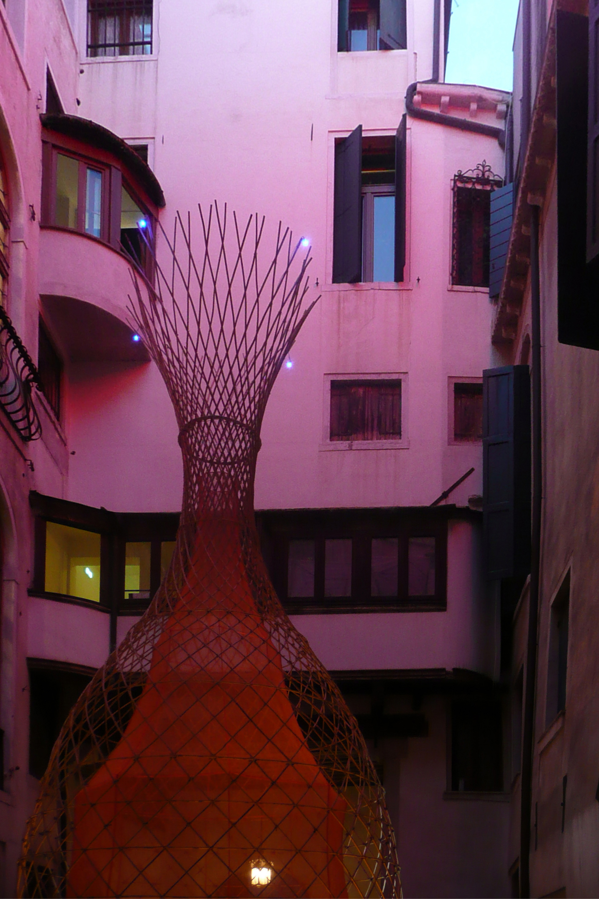 «Warka The Tree of Life» von Architecture and Vision aus der Ausstellung «Future Steps»: Die nach dem Warka-Baum (Ficus Vasta) benannte Konstruktion soll im nördlichen Äthiopien Wasser aus der Luft extrahieren. Das Projekt ist in Entwicklung, Gönner werden gesucht