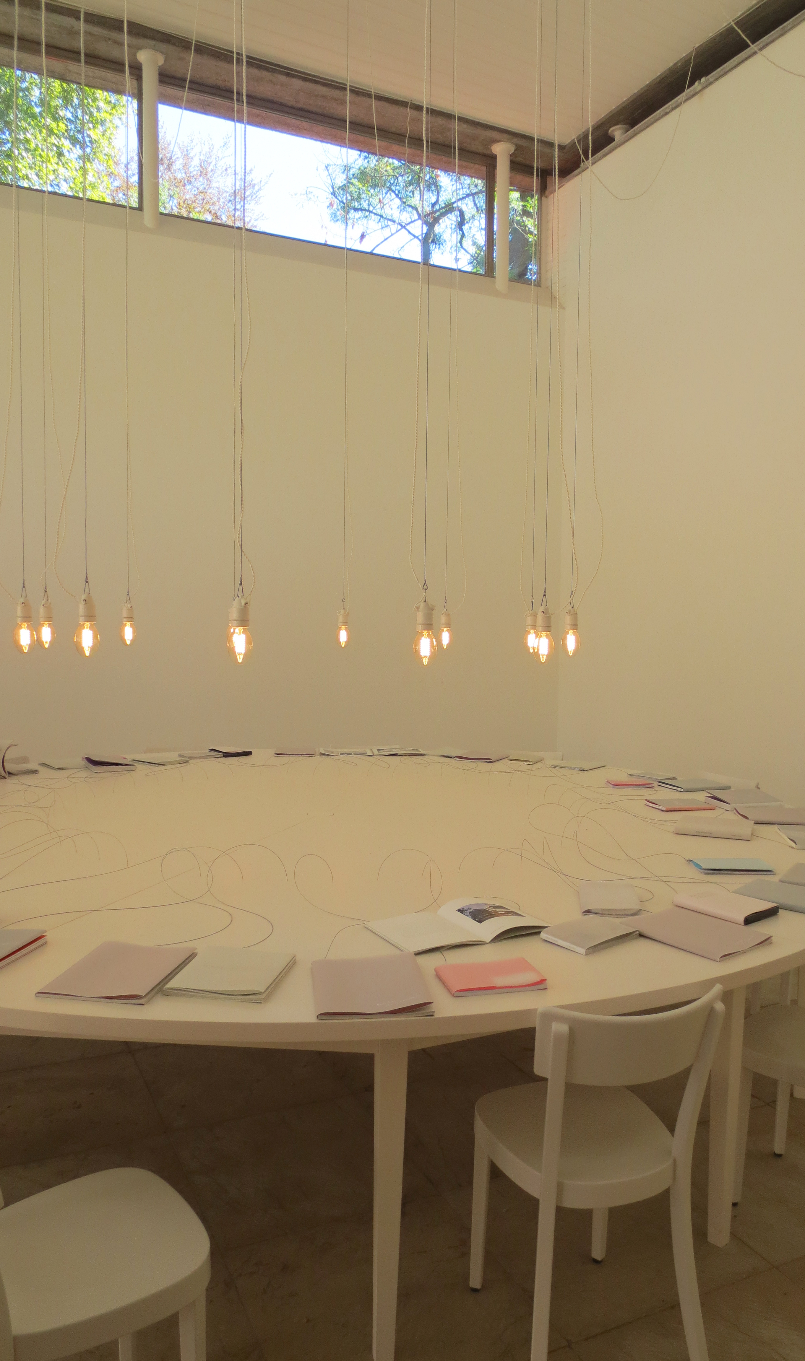 ik bezieht sich beim Ausstellungskonzept auf seinen Lehrer Aldo Rossi, der das Architekturschaffen als Mischung aus Theorie, Praxis und Lehre definierte. Der erste Raum ist daher mit Publikationen der drei beteiligten Büros der Theorie, dem Schreiben gewidmet
