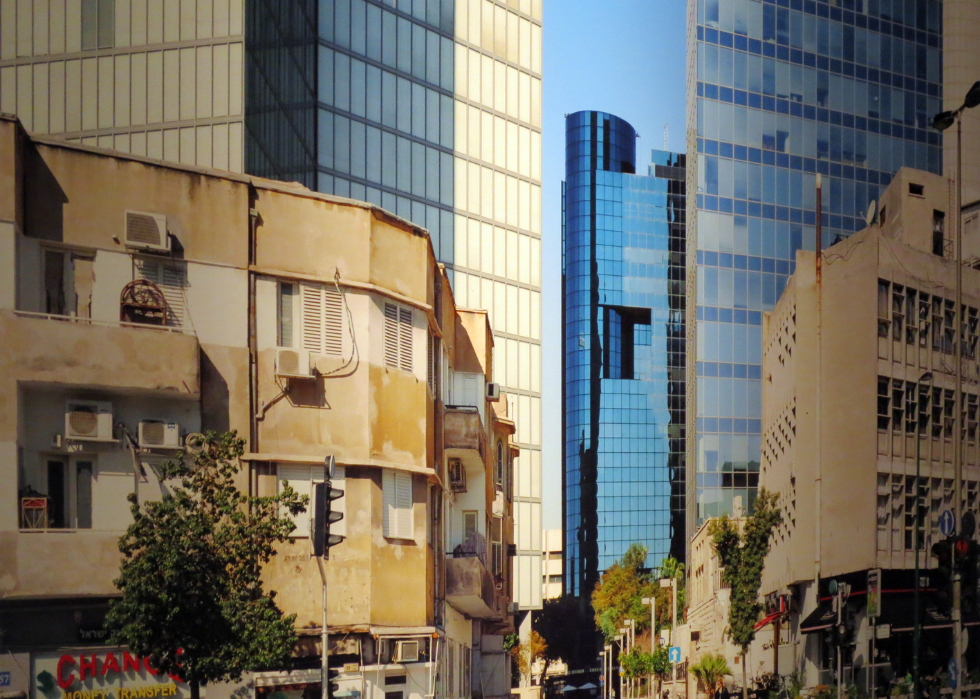 Fotos von Florian Holzherr mit Sujets aus israelischen Städten ergänzen die Schau