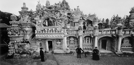 Westfassade des Palais idéal (1905). Vorne rechts steht Ferdinand Cheval mit seiner zweiten Frau Claire-Philomène Richaud (Foto: Joseph Douzet, Collection Palais idéal, Hauterives)