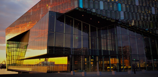 Das im März 2011 eröffnete Konzerthaus Harpa in Reykjavik von Henning Larsen in Zusammenarbeit mit Ólafur Elíasson und dem isländischen Architektenbüro Batteríið