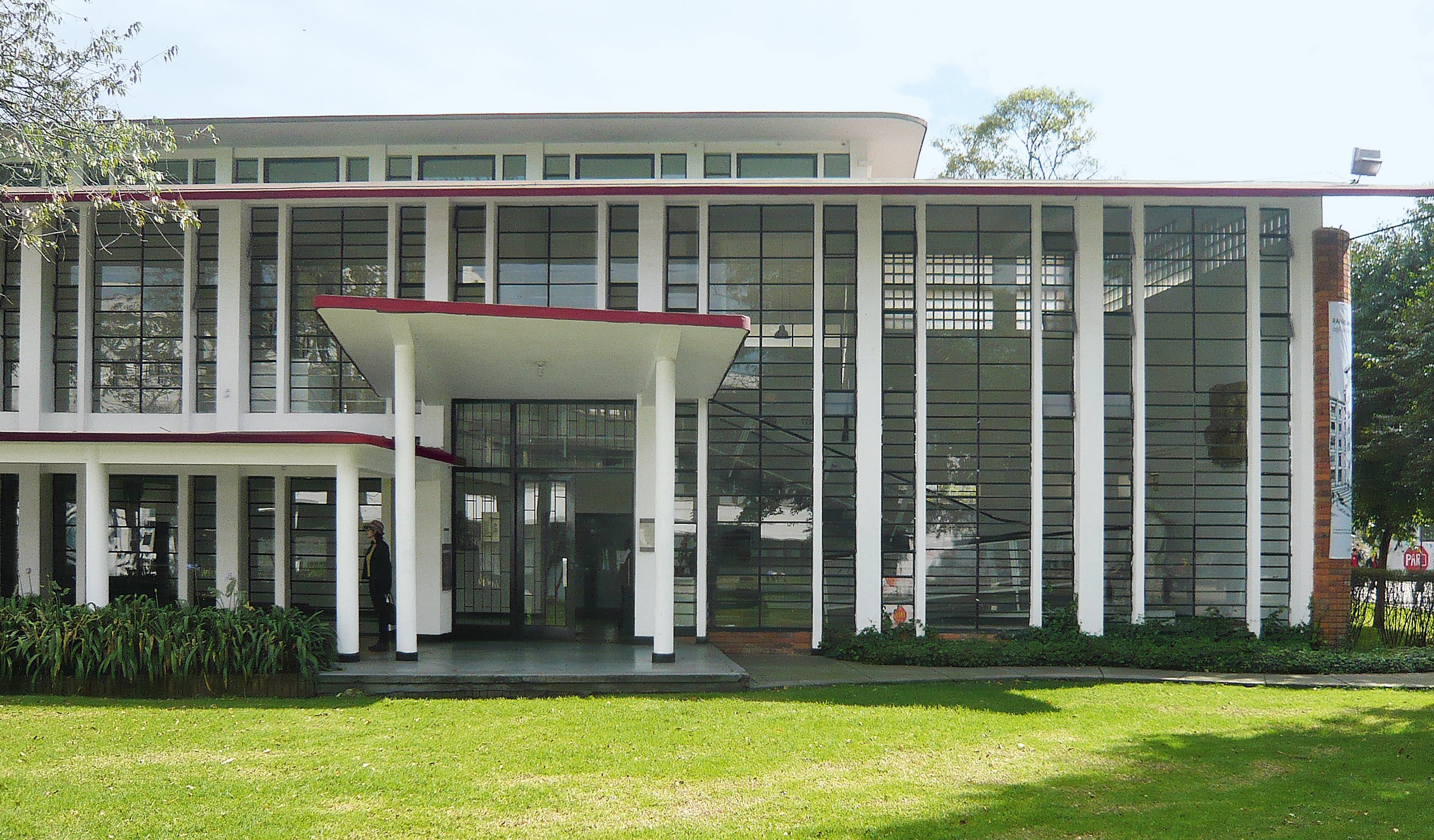 Eingangsbereich des Architekturmuseums in Bogotá. Die Bauten des Campus der Universität wurden in traditioneller Bauweise errichtet: Tragwerk aus Beton, Ziegelummauerung und Fenster mit Eisenrahmen