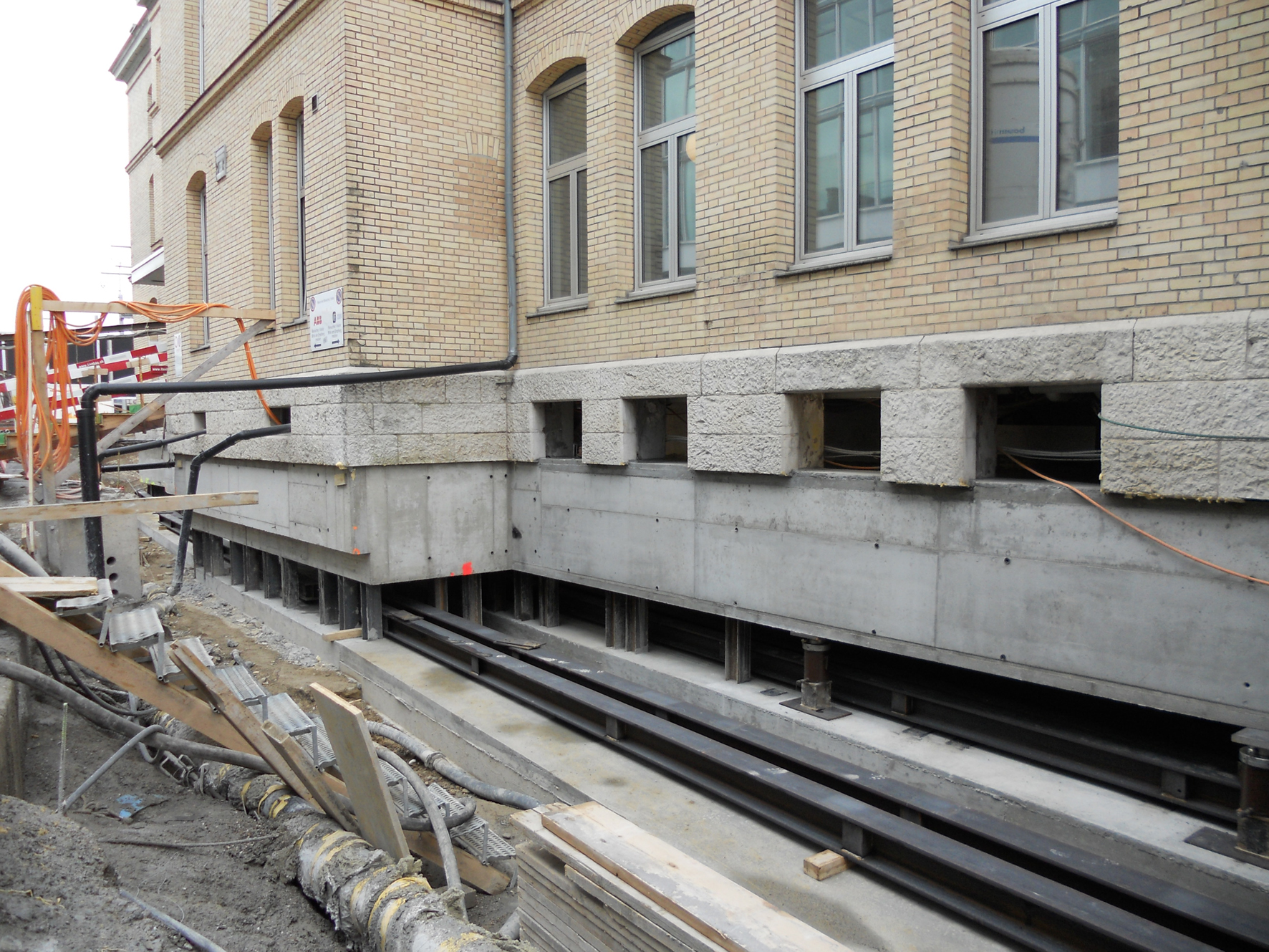 Abfangträger und untere Verschubbahn, Südfassade_8. März 2012