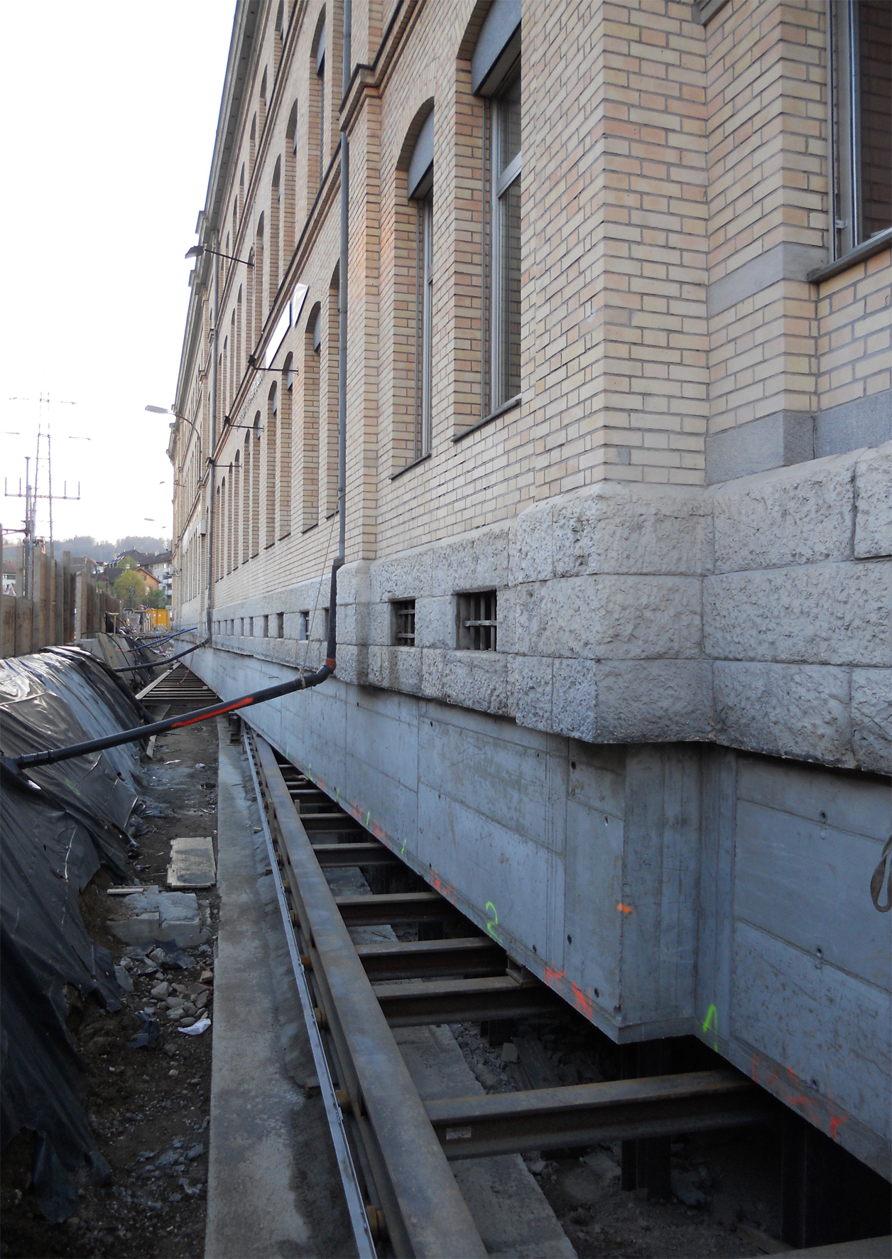 Einbau der Verschubbahnen, Südfassade_17. April 2012