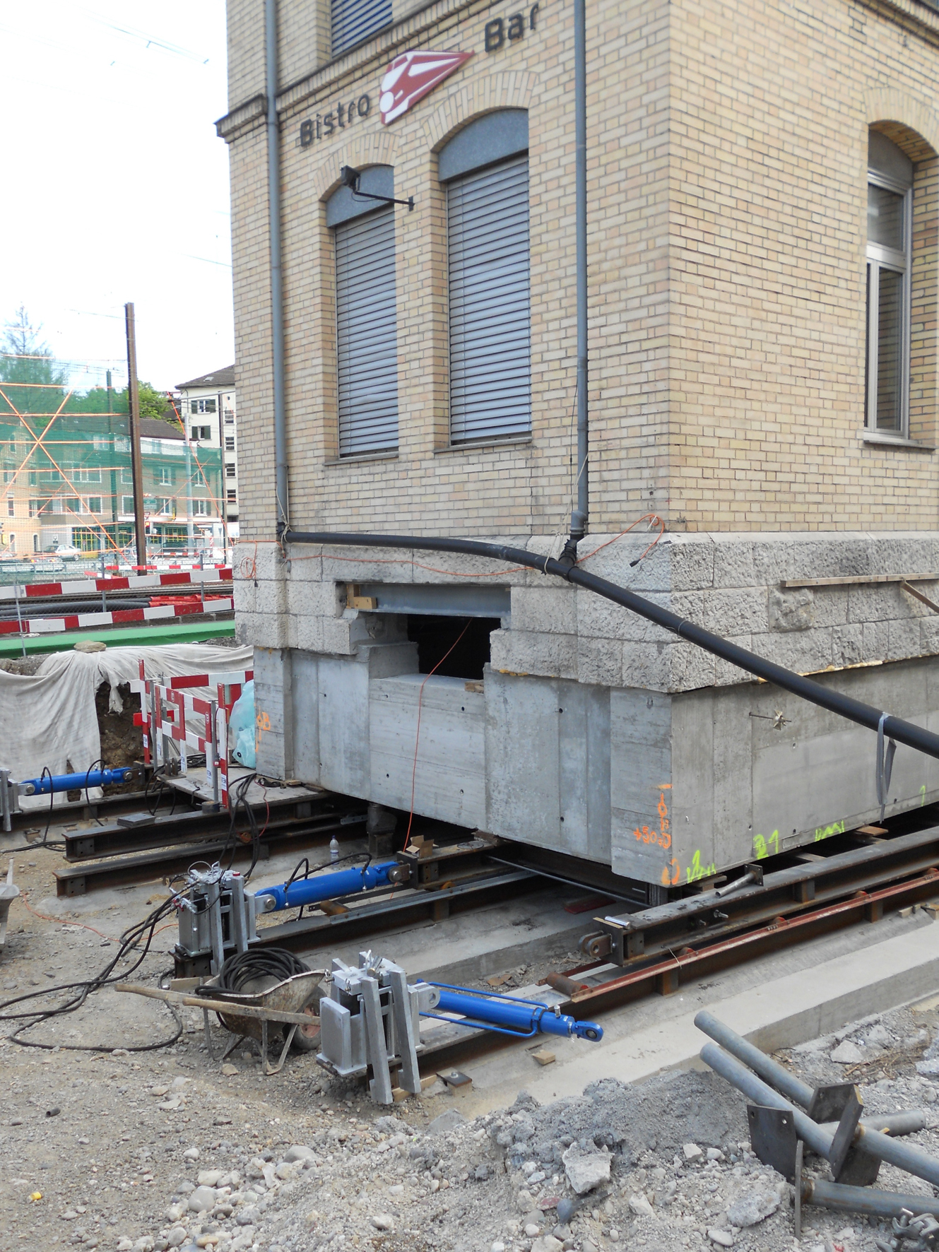 Einbau der Verschiebehydraulik_14. Mai 2012
