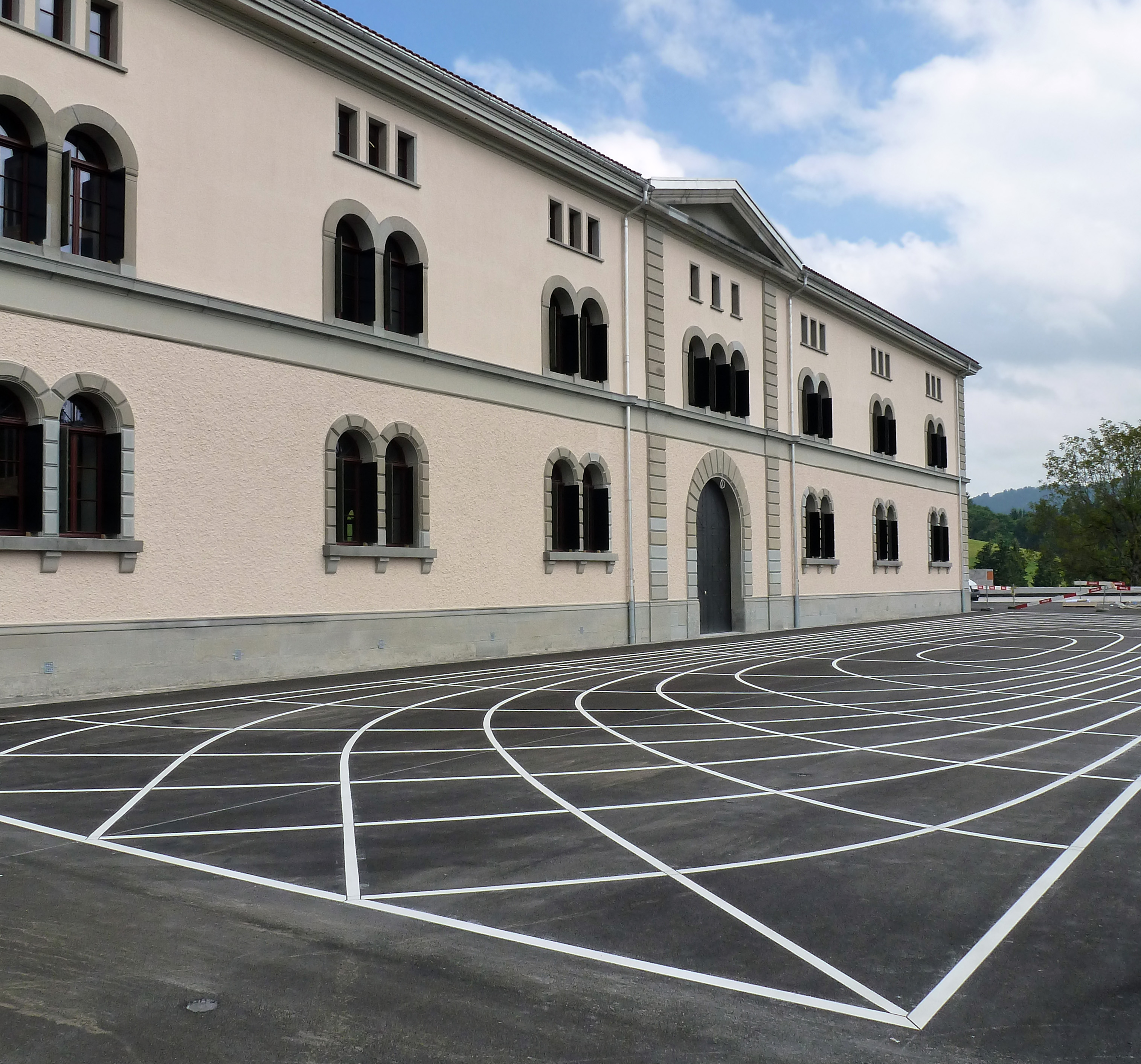 «Trajektorienfeld», Kunst am Bau des Sarner Künstlers Christian Kathrinen. Die Zeichnung (weisse Strassenfarbe, versetzt mit winzigen Swarowsky Kristallperlen) verweist auf die grafische Ermittlungsmethode aus der Ingenieurkunst. Gemäss Kathriner ist diese Grubenmann zwar nicht bekannt gewesen, sein Genie gründe aber darauf, dass er sein Wissen um die Gesetze der Statik intuitiv gewonnen und nebst seiner enormen Erfahrung mit Modellversuchen abgeglichen habe.