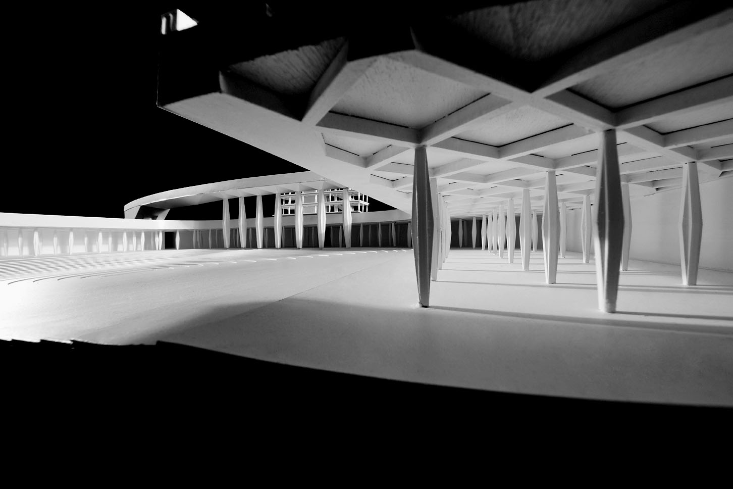 Andrea Mazzucotelli, Accademia di Architettura di Mendrisio, Atelier Walter Agonese: Old Kent Road. Connect the Neighbourhoods | Das Projekt versucht die städtebaulichen Probleme zu lösen, die durch eine Hochbahnlinie entstehen. Auf der unteren Ebene des natürlichen Terrains schafft der Student einen Patio als Raum der Ruhe. Der helle, freundliche Raum fügt sich gut in den urbanen Kontext ein