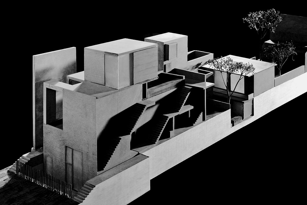Paola Galimberti, Accademia di Architettura in Mendrisio, Atelier Yvonne Farrell, Shelley McNamara: Uxbridge Road: A Slice of Life | Die Grundidee, aus einer traditionellen englischen Terrassenwohnung einen neuen Wohnungstypus zu schaffen, wird auf neuartige Weise umgesetzt. Im Modell wird die Absicht deutlich, durch Terrassen verschiedener Art ein Spiel zwischen den Ebenen zu gestalten, wobei stets ein klarer Bezug zu den traditionellen Häusern erkennbar bleibt