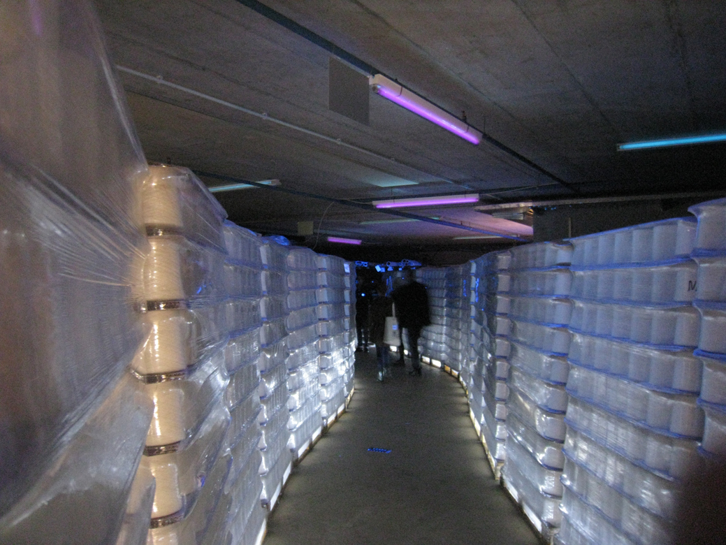 Zugangsbereich zum Catwalk bei Création Baumann: Schwarzlicht und Disco