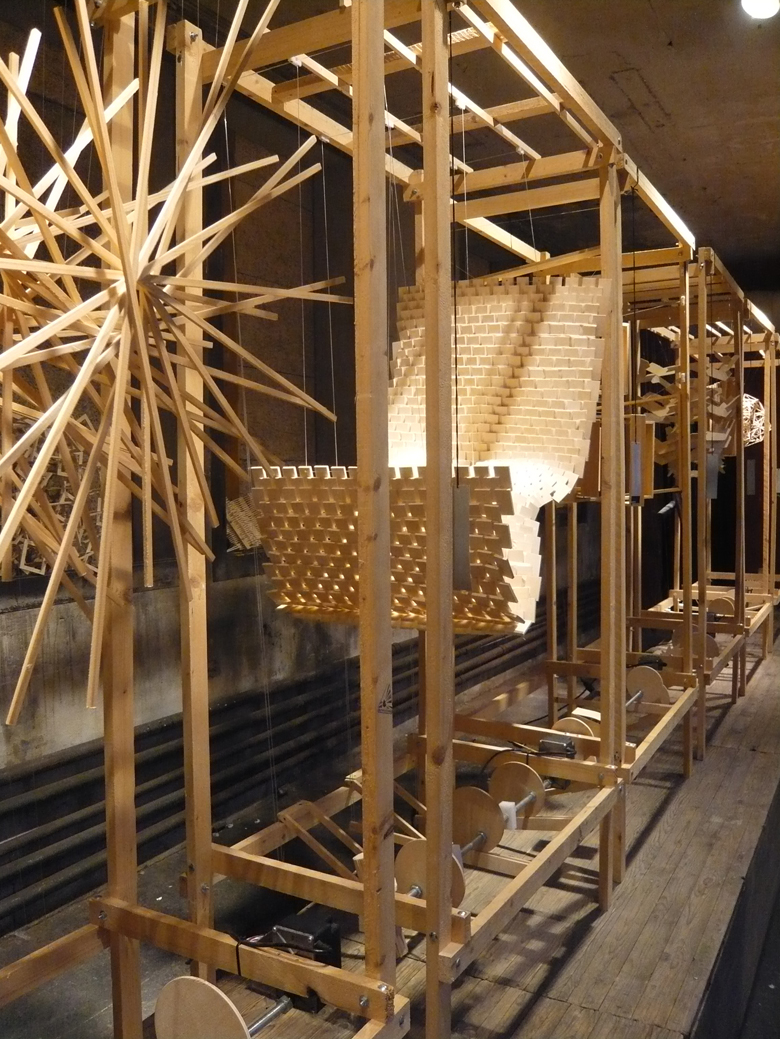 Die Accademia di archittetura Mendrisio zeigte im Mühlehof 34 Maschinen aus Holz. Bewegliche Modelle, die Prozesse und Veränderungen von Wolken darstellen. Projekt von blumerandfriends