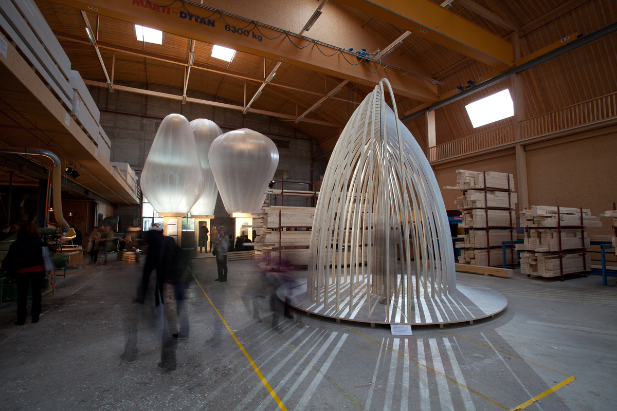 Architekt Sergio Cavero (Zürich) hat für Hector Egger Holzbau eine Struktur entworfen, die aus zwei Industrieplatten von 2.5 x 5 Metern präzise geschnitten und so ausgefächert, dass transparente und raumgreifende Membranen zwei ineinander gestülpte Zwillingsräume erzeugen