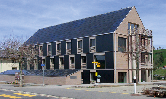 Kraftwerk B in Bennau SZ. Architektur: Josef Grab, Sanjo Immobilien AG; Energiekonzept: Amena AG, Winterthur. Der Mittelgiebel war eine Vorgabe der Baubehörde.