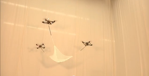 Robin Ritz lässt Quadrocopter mit Bällen spielen