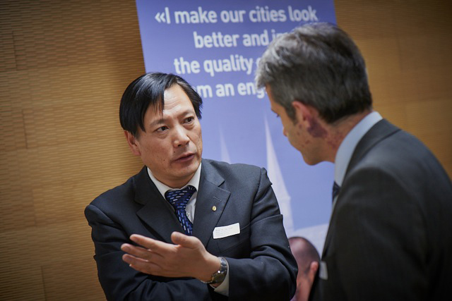 Prof. Dr. Chen Jie (links) suchte in der Schweiz einen regen Gedankenaustausch mit Fachleuten, um das Projekt der Nachwuchsförderung in China bekannt zu machen.