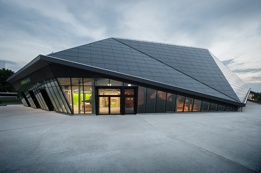 Umweltarena Spreitenbach (ZH): kristalline Dachform mit integrierter Fotovoltaik-Anlage