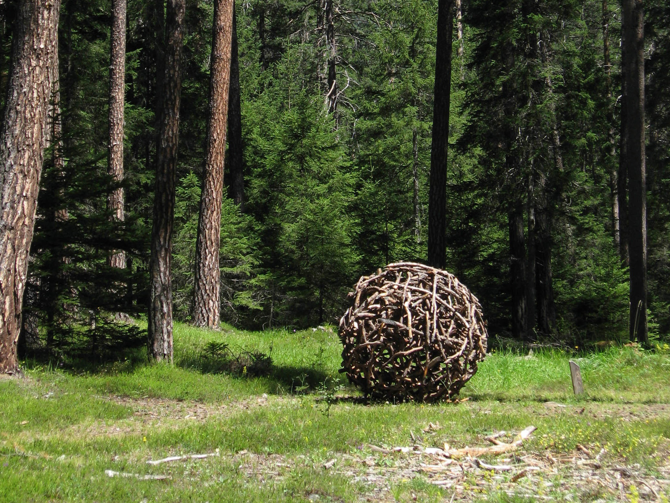Skulptur von Urs P. Twellmann aus Astholz am Skulpturenweg Sur En (Gemeinde Sent, Graubünden), 2005