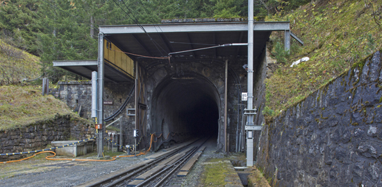 Portal in Preda mit La­winenschutz und Schnee­toren, die verhindern, dass sich am Gewölbe Eiszapfen bilden und ins ­Licht­raumprofil ragen. Sie wurden kurz nach der ­In­betriebnahme des Tunnels ­angebracht.