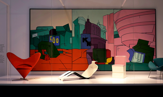 Impression aus der Ausstellung: Bild «Plein Air New York» von Valerio Adami (1968) und Möbel (von links nach rechts): Drehsessel von Verner Panton (1959), Liege von Oliver Morgue (1968), Stuhl «Malatesta» von Ettore Sottsass (1970) und Sessel von Pierre P