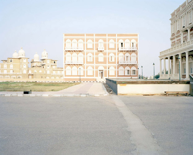 In ihrer Arbeit stellt die Fotografin Noha Mokhtar Filmkulissen, Baustellen von neuen Palästen und Ruinen in Kairo sowie Bildfragmente von Stoffen, Texturen und Mustern einander gegenüber