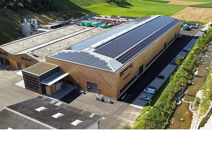 Kategorie Neubauten: Das Holzwerk Renggli in Schötz LU erreicht mit seinen total 303 kWp leistenden PV-Anlagen auf dem Dach und an der Südfassade 95% Eigenenergieversorgung