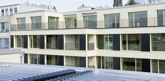 Solare Wohn- und Geschäftsbauten: Vakuumröhrenkollektoren auf dem Dach des Mehrfamilienhauses Hufgasse in Zürich. (Bild: Schweizer Solarpreis 2013)