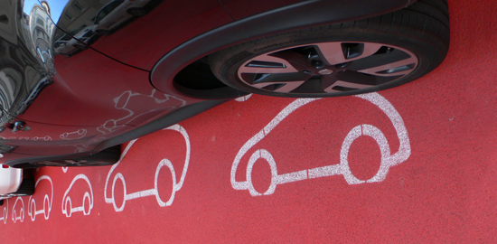 Zu den zentralen Ergebnissen der sozialwissenschaftlichen Mobilitätsforschung gehört der «Kuckuckseffekt» bei der Anschaffung eines privaten Automobils: Ist ein Auto erst einmal im Haushalt, drängt es die anderen Verkehrsmittel an den Rand oder wirft sie