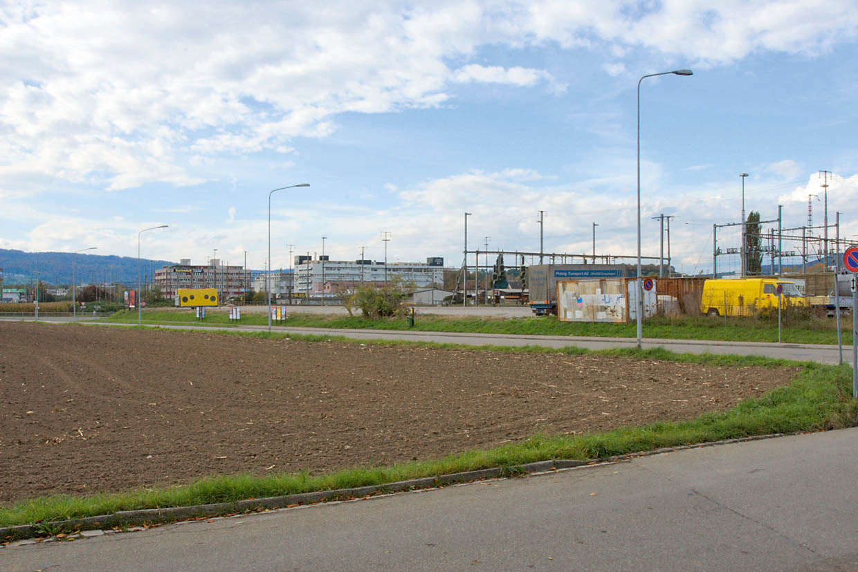 Entwicklungsgebiet Schlieren West, Bachstrasse, Blick nach Nordwesten. Aufnahme 2005. (Foto: Ulrich Goerlich / Meret Wandeler / ZHdK)