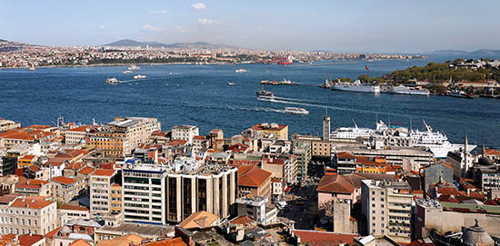 In Istanbul nützen die Menschen Brücken und Fähren, um den Bosporus zu überqueren.