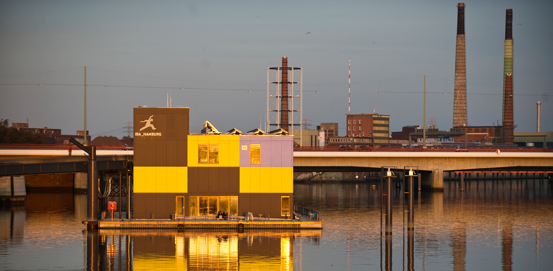 Das schwimmenden IBA DOCK der IBA in Hamburg ist als Prototyp von Wasserarchitektur gedacht, die auf den Klimawandel und die zukünftigen neuen Randbedingungen eingehen kann. Architektur: Han Slawik, Hamburg (Foto: BA Hamburg GmbH / Martin Kunze)