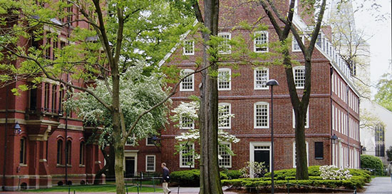 Ein grosser Teil der Gebäude auf dem Harvard Campus ist denkmalgeschützt. Für deren energetische Sanierung wird nun eine Innendämmung mit einem von der Empa entwickelten, aerogelbasierten Dämmputz getestet. (Bild: Wikipedia/Muns)
