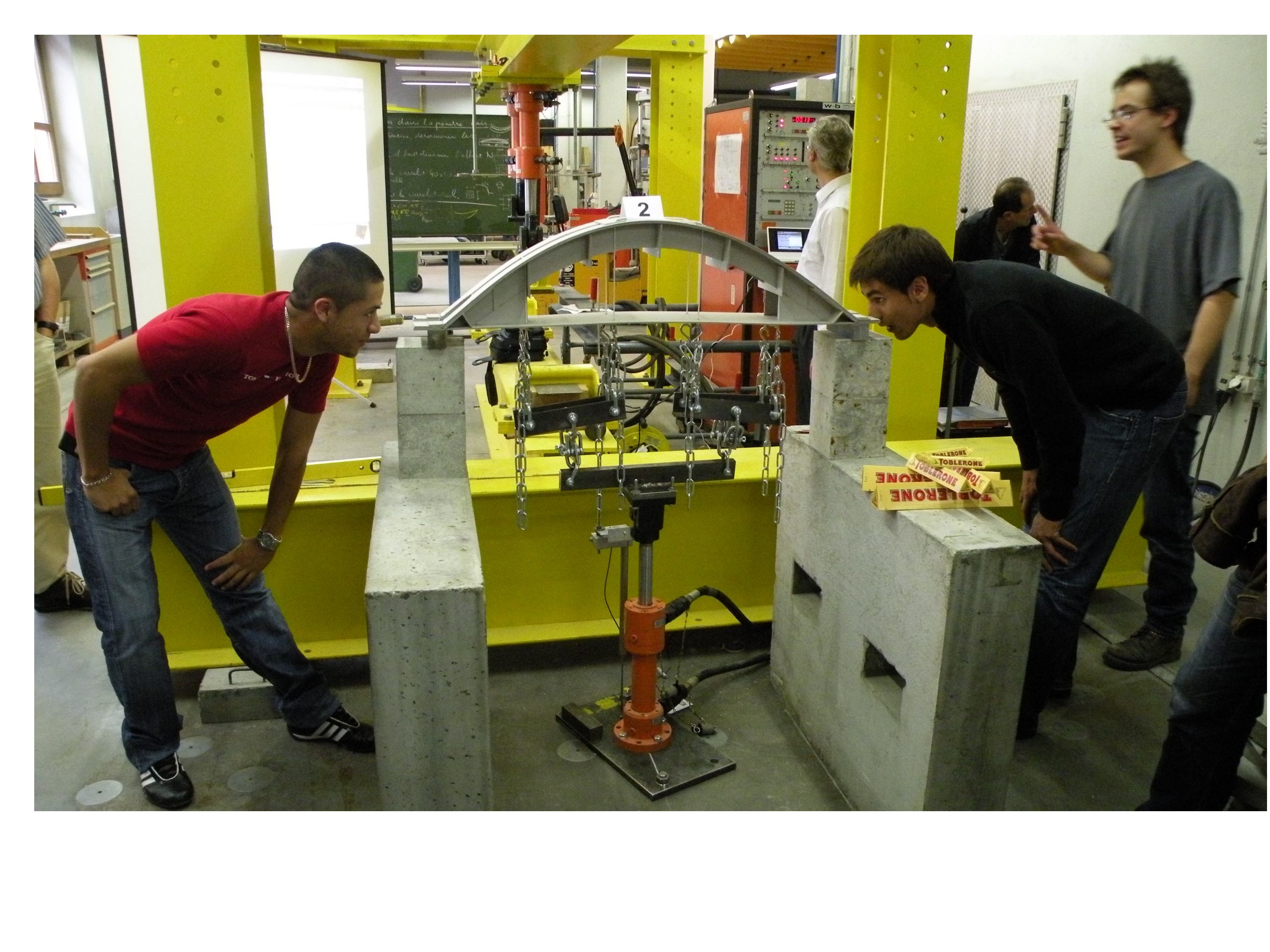Lernen bedeutet experimentieren und sei es mit ungewöhnlichen Materialien. (Foto: hepia)