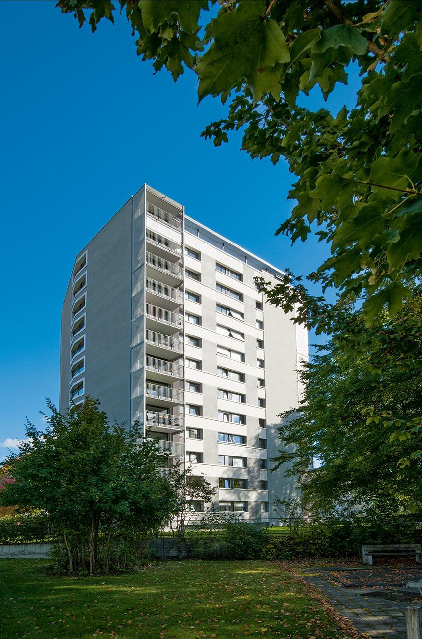 Das zwölfgeschossige Wohnhochhaus von 1960 in Winterthur schafft den Sprung in die Neuzeit. Die Erweiterung gegen Norden organisiert die Grundrisse neu und verleiht dem Gebäude eine elegante Erscheinung.