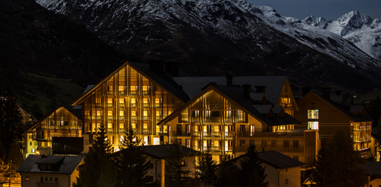 Noch bis Ende 2014 dauern die Innenausbau- und Fertigstellungsarbeiten an den benachbarten Residenz-Gebäuden. Im Endausbau wird die gesamte Anlage 169 Residenzen, Suiten, Hotelzimmer und Penthäuser umfassen und rund CHF 300 Millionen kosten. (Foto: pd)