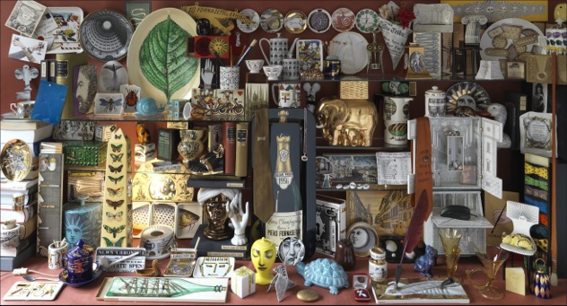 Vitrine mit diversen Kleinobjekten aus der Produktion von Fornasetti. (Bild: Fornasetti)