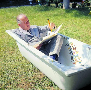 Piero Fornasetti in seiner mit Schmetterlingen dekorierten Badewanne beim Skizzieren. (Bild: Fornasetti)