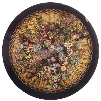 Tischplatte mit Blumenmotiv. Holz bedruckt, von Hand bemalt und lackiert. Mitte der 1950er-Jahre. (Bild: Fornasetti)