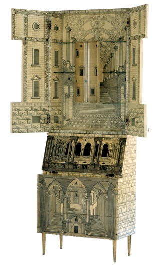 Barschrank «Trumeau». Ursprünglicher Möbelentwurf von Giò Ponti, den Piero Fornasetti für seine Kleinserien leicht abwandelte. 81 x 39 x 219 cm, um 1950. (Bild: Fornasetti)