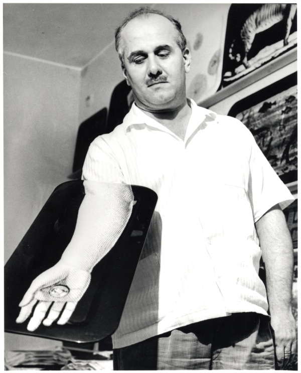 Piero Fornasetti mit einem Serviertablett, Motiv Trinkgeld heischende Hand, undatiert. (Bild: Fornasetti)