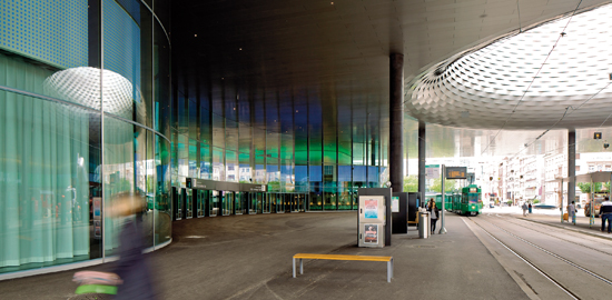 Die neue Halle 1 Süd überspannt den Messeplatz und definiert einen überdachten, repräsentativen Eingangsbereich für den «Swissbau Focus» im Erdgeschoss. (Foto: Messe Basel)