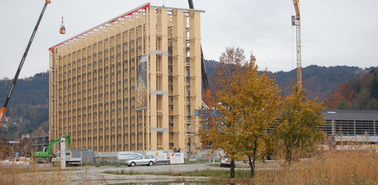 Hybridbau Holz-Stahl: Hochregallager der Offsetdruckerei Schwarzach. Die Regalsteher sind aus Brettschichtholz, die Palettenauflagerträger aus Blechprofilen. Architektur: Huber, Dornbirn Statik: merz kley partner, Dornbirn.