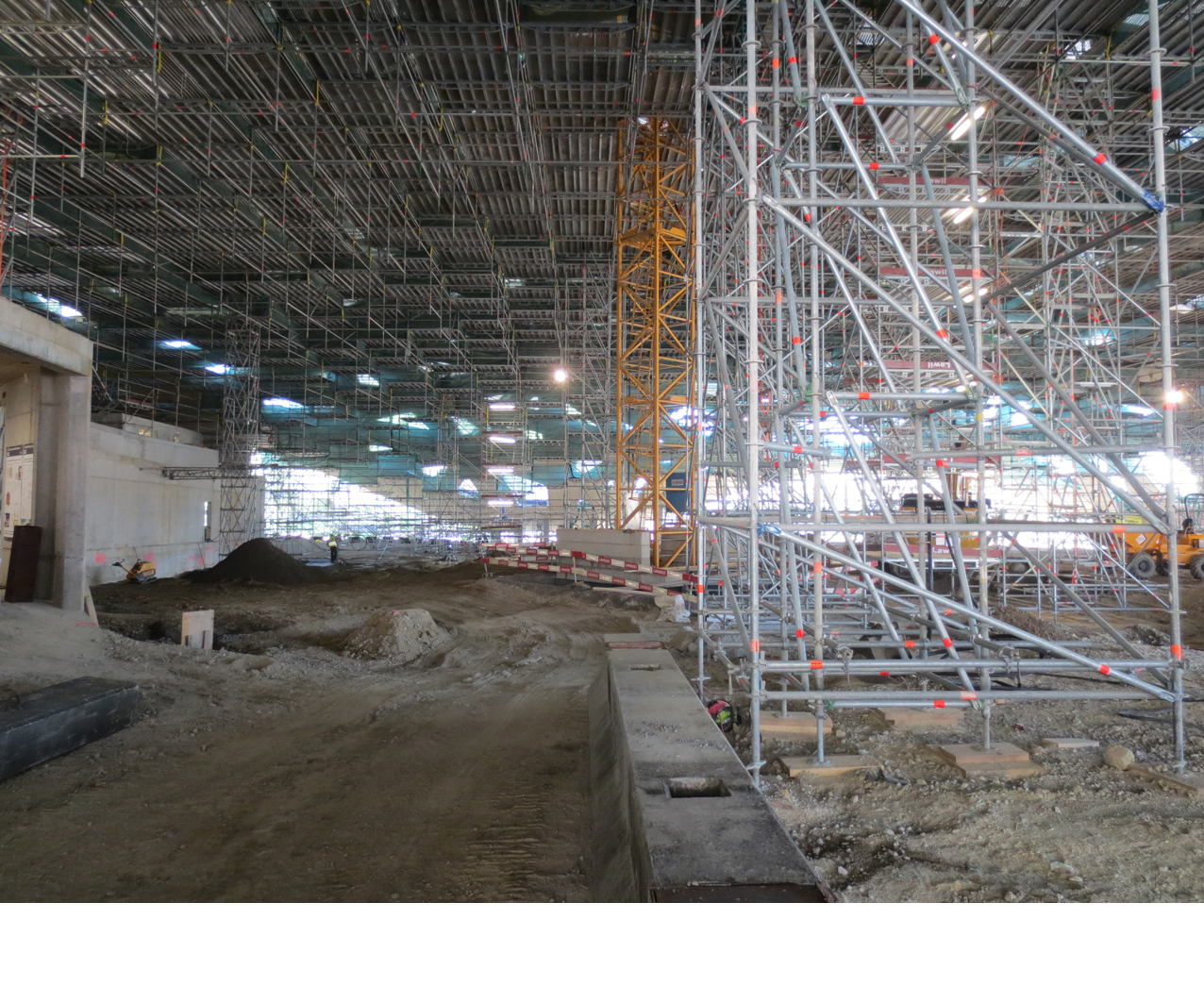 Innenansicht Elefantenhaus-Baustelle mit betonierten Managementboxen (links), wo der Kontakt zwischen Pfleger und Elefant stattfinden wird.