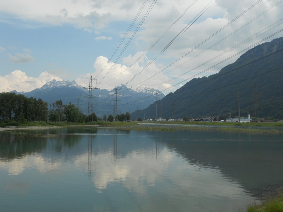 Aufweitung des Linthkanals beim Hänggelgiessen, nach ergiebigen Niederschlägen mit Wasser gefüllt (Aufnahme vom 7. Juni 2013). (Foto: Lukas Denzler