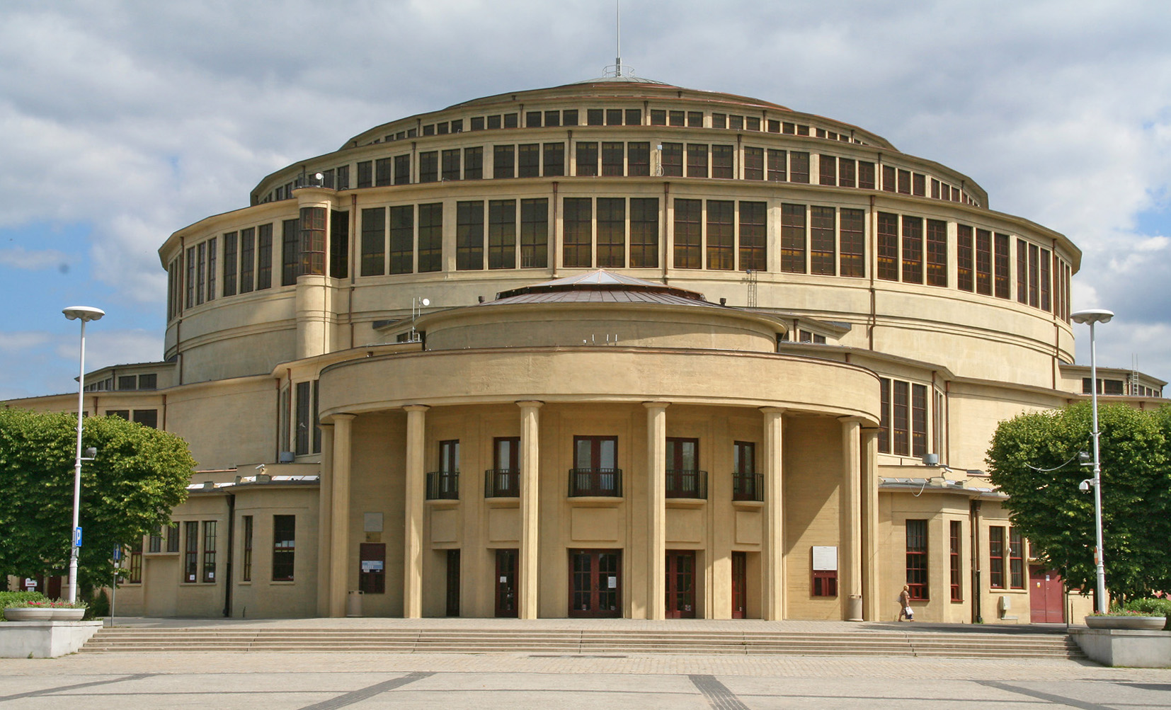 Die Jahrhunderthalle (Hala Stulecia) in Breslau (Polen) wurde 1911-1913 gebaut. Zahlreiche bauliche Eingriffe haben das aus Stahlbeton errichtete Bauwerk nach und nach verändert. 2010 wurden ein Rückbau und eine umfassende Sanierung durchgeführt. Die frei
