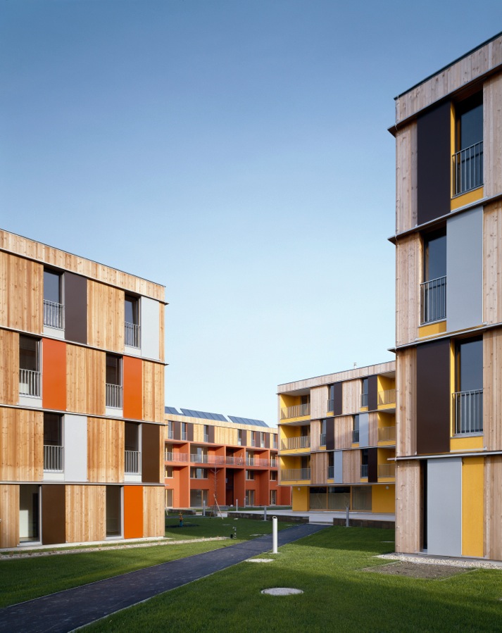 Diese Anlage in Wien mit 250 Wohnungen zeigt, dass auch im geförderten Wohnungsbau innerhalb von Städten Holzbauten realisierbar sind. Fertigstellung 2006. Hermann Kaufmann Architekten, Schwarzach (A); Statik: merz kaufmann partner, Dornbirn. (Foto: Bruno