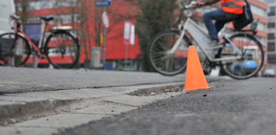 Randstein-Test mit Velofahrenden.