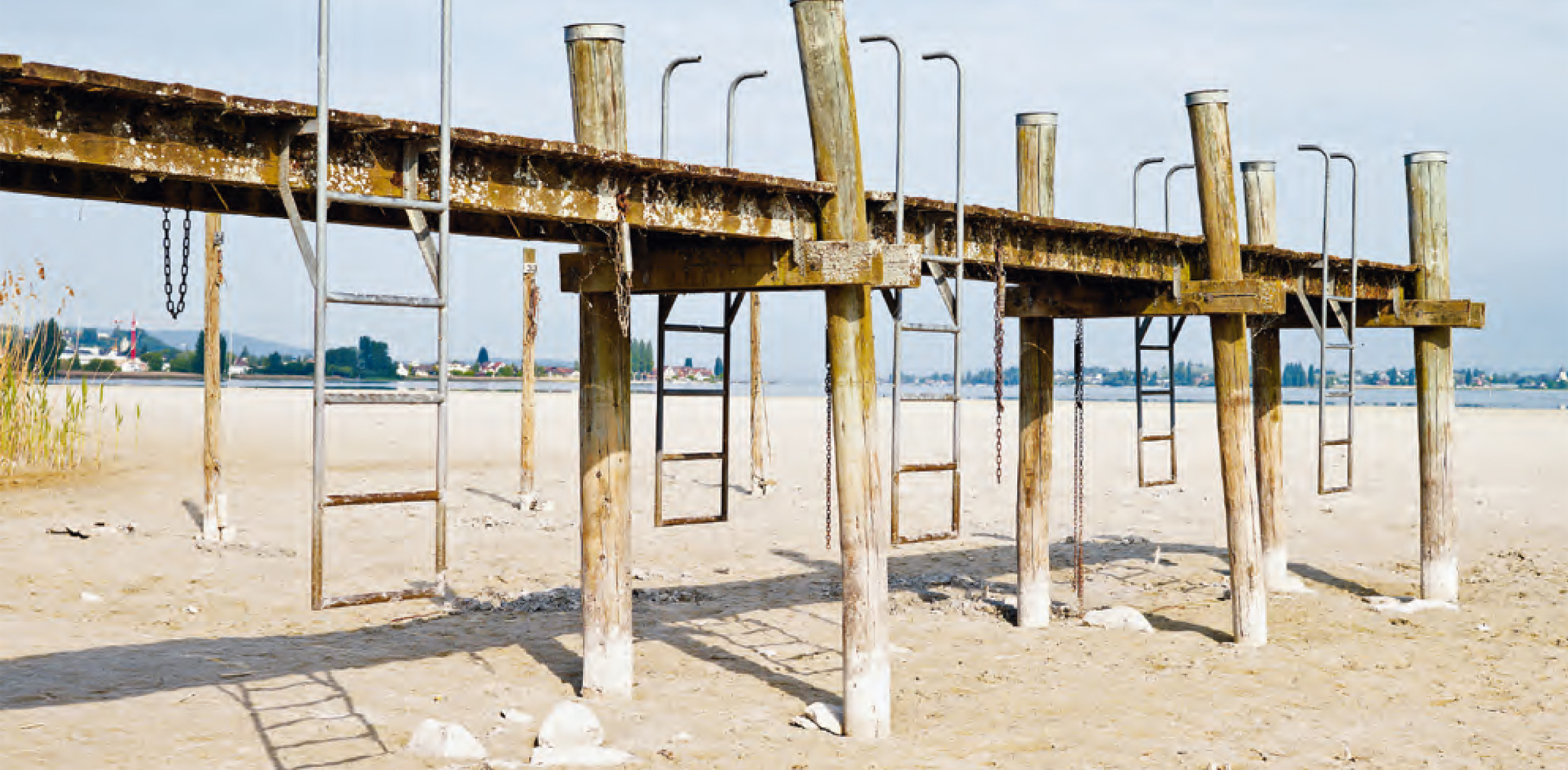 Niedrigwasser am Untersee bei Triboltingen (Kanton Thurgau) am 10. Mai 2011: Wegen ausbleibender Niederschläge im Winterhalbjahr sanken die Pegelstände der Schweizer Seen und Flüsse überdurchschnittlich stark. Als Folge des Klimawandels dürften lang anhaltende Trockenperioden im Sommer künftig zunehmen. Coverbild der Strategie des Bundesrats «Anpassungen an den Klimawandel in der Schweiz»
