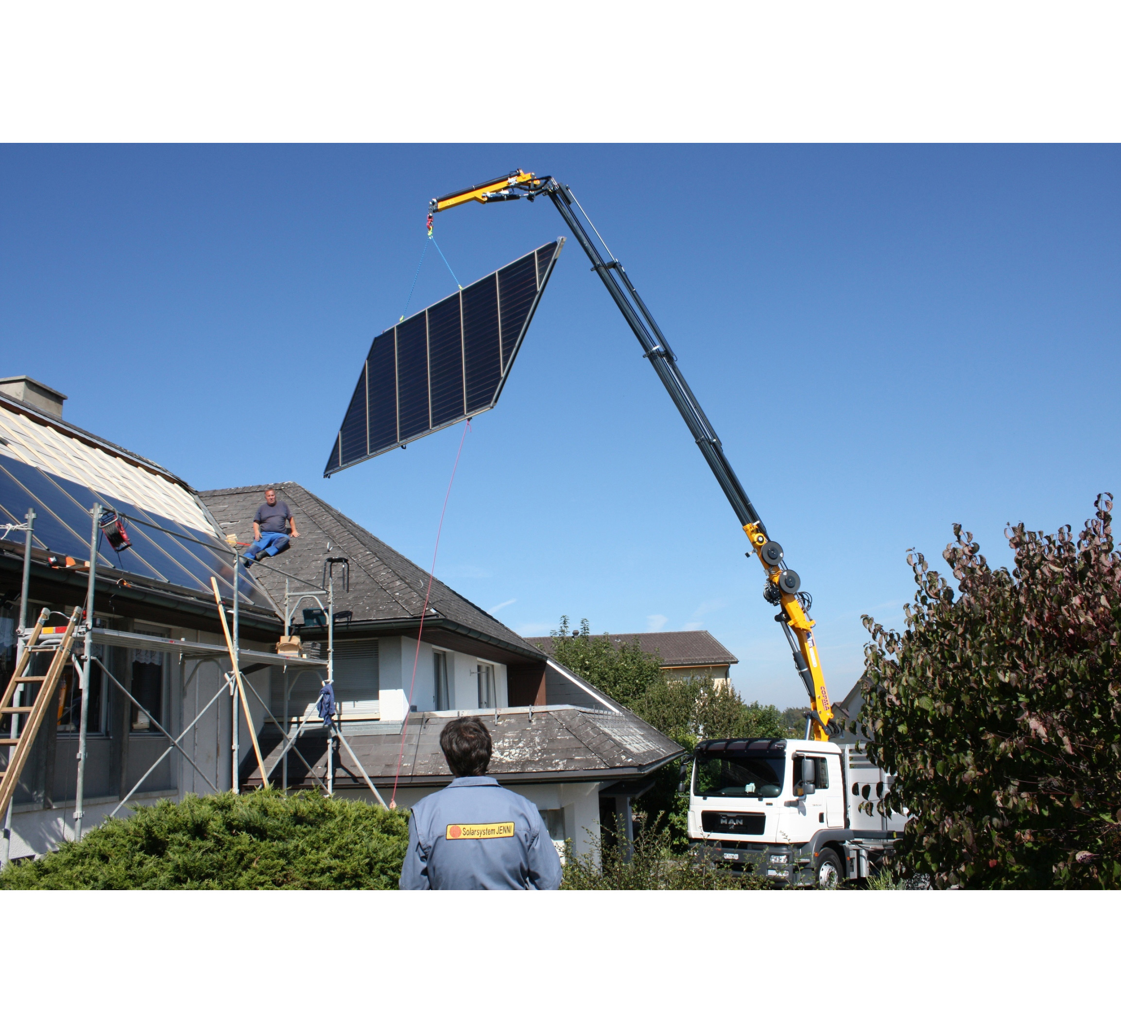 Montage eines Sonnenkollektors auf ein Hausdach in Jegensdorf BE (Foto: Jenni Energietechnik, Oberburg BE)
